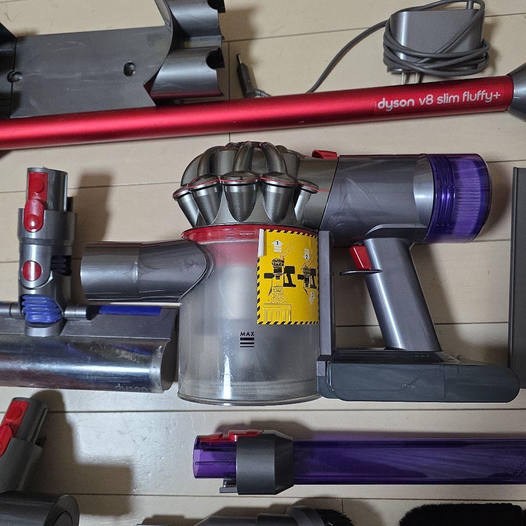 dyson v8 slim fluffy+ 本体とアタッチメント　ジャンク品