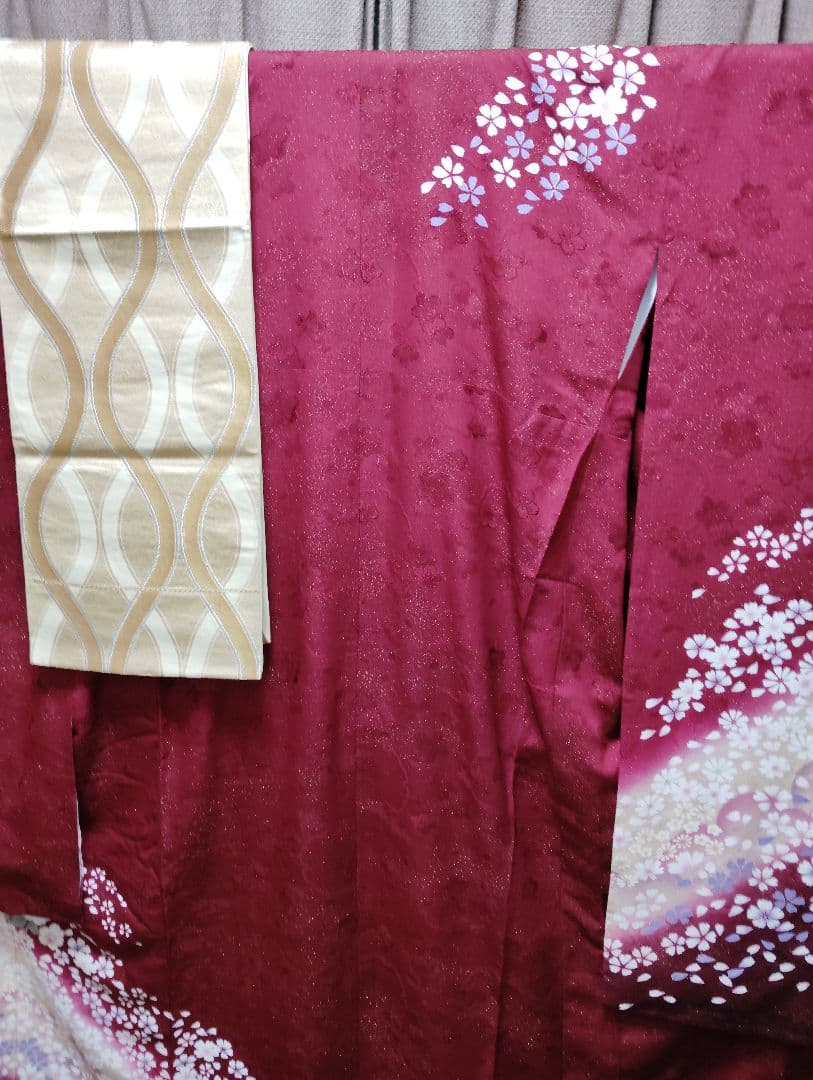 桜柄深紅振袖と立涌模様袋帯
